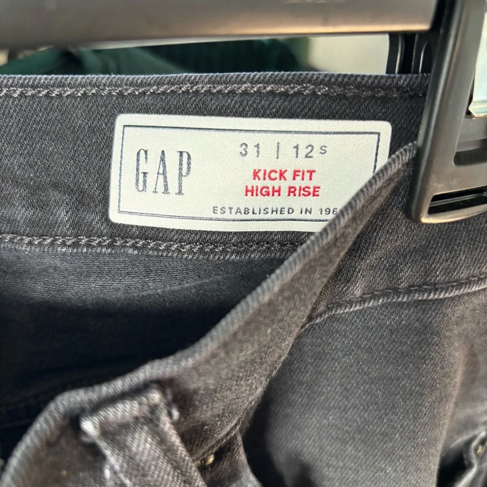 GAP Women’s Dark Gray Straight Jeans 31